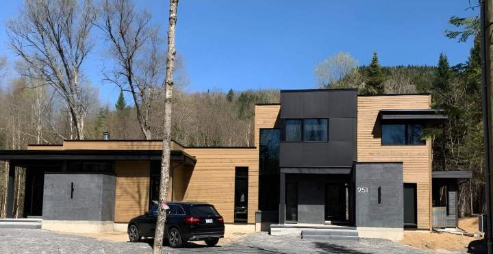 Un service fiable pour l’installation de panneaux architecturaux.